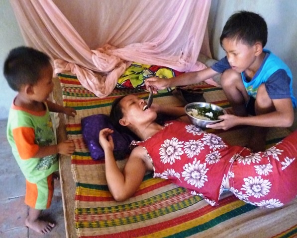 Bữa ăn của người mẹ và mấy đứa trẻ còn kham khổ huống gì mơ ước đến tiền thuốc thang chữa trị