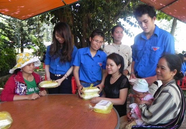 Mỗi buổi thi xong, tình nguyện viên lại đem cơm đến cho cả gia đình.