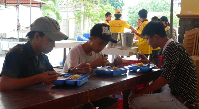 Cơm chay miễn phí ở chùa phục vụ sĩ tử