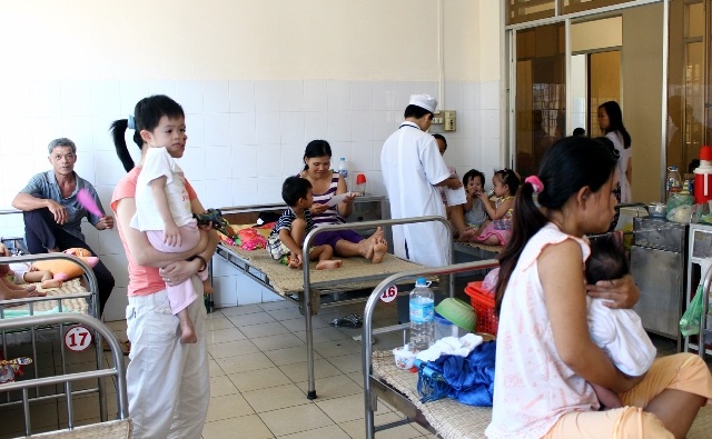 Bệnh viện quá tải vì số trẻ nhập viện vì bệnh sốt xuất huyết