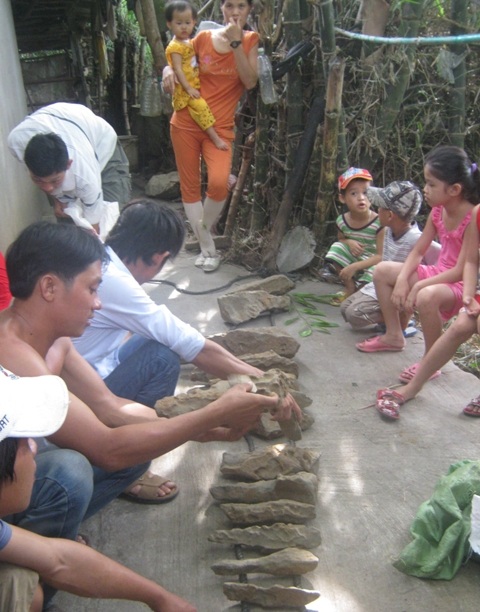 Người dân hiếu kì đến xem 14 viên đá nghi đàn đá cổ