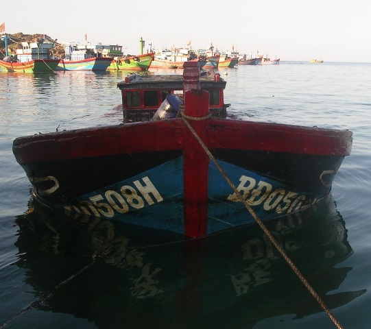 Vớt tàu chìm nghi là thủ phạm gây tràn dầu trên biển