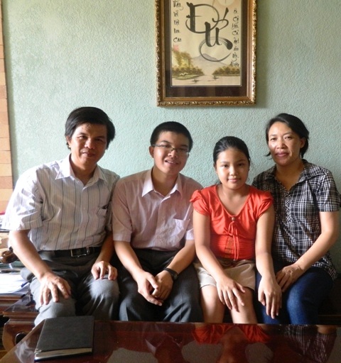 Hoàng cùng ba mẹ và em gái