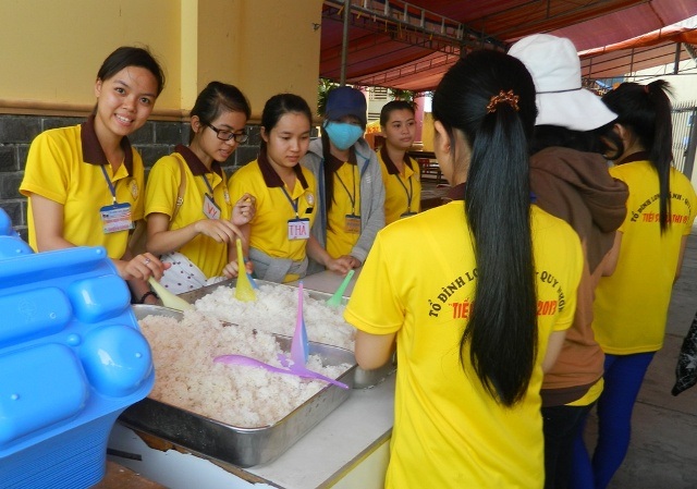 Những ngày này, các tình nguyện viên lại hết mình vì sĩ tử.