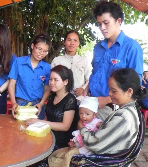 Mẹ thi ở trong, bên ngoài con, mẹ, dì, em gái đợi bên ngoài.