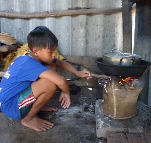 12 tuổi nhưng em Hữu phải thay mẹ lo cho các em và chăm sóc mẹ luôn