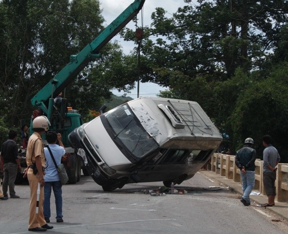 Xe cẩu được điều tới để cẩu xe giải phóng giao thông