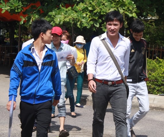 Thí sinh tự tin sau môn thi đầu tiên đợt 2. (Ảnh: Doãn Công).