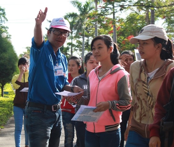 Tình nguyện viên hướng dẫn sĩ tử đến phòng thi làm thủ tục dự thi