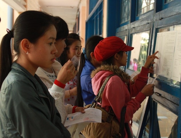 Thí sinh đến sớm làm xem phòng thi. (Ảnh: Doãn Công)