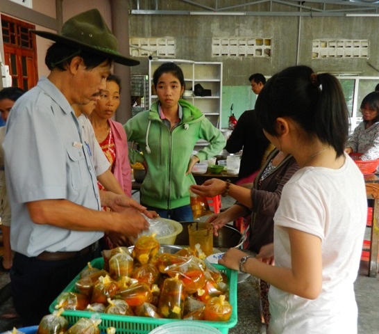 Thí sinh nào về sớm thì phụ giúp cùng các cô, các chú ở chùa