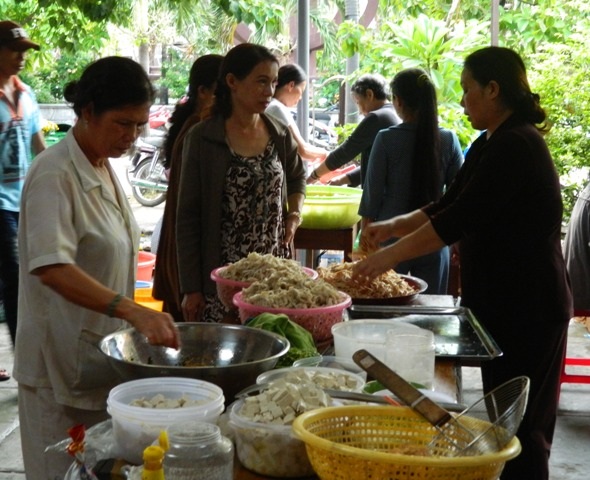 Các phật tử lo bữa cơm chay cho sĩ tử