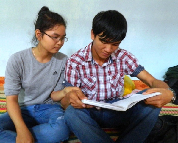 Để có tiền đi thi, hai chị em phải vay tiền hàng xóm.