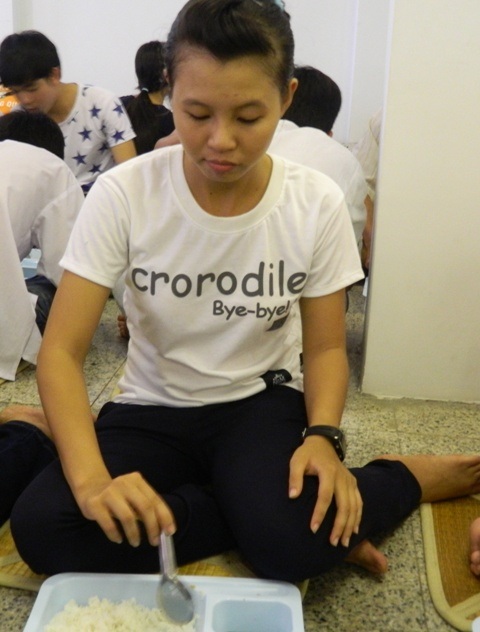 Để tiết kiệm tiền thuốc thang cho mẹ, Nhanh xin ở chùa để được ăn ở miễn phí