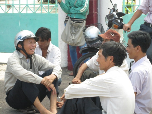 Nhiều phụ huynh đợi con ngay cổng trường. (Ảnh: D. Công - Đ.Nguyễn)