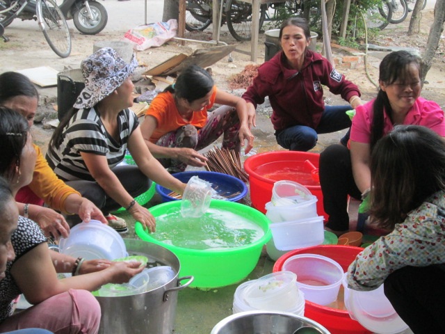 Ăn xong, phụ huynh giúp nhà chùa rửa chén đũa.