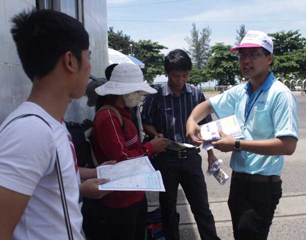 Xuống xe là sĩ tử được các anh chị tình nguyện viên hướng dẫn chỗ ăn ở, điểm thi..