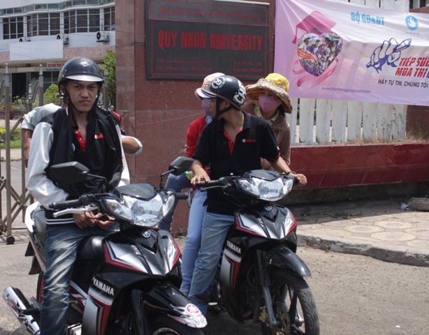 Dưới cái nắng oi bức các thành viên đội xe thồ miễn phí YAMAHA Nhơn dốc hết sức cùng sĩ tử