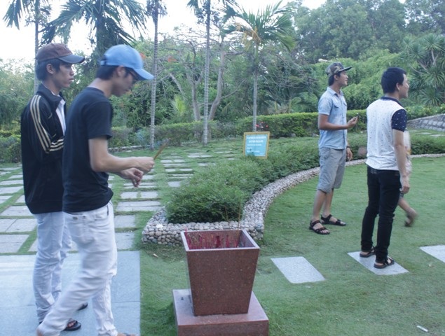 Các bạn nam cũng thắp hương mong ngày mai làm bài thành công