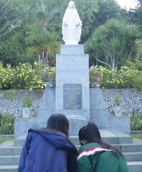 Các sĩ tử viếng mộ thi sĩ Hàn Mặc Tử trước khi bước vào thi ĐH đợt 1.