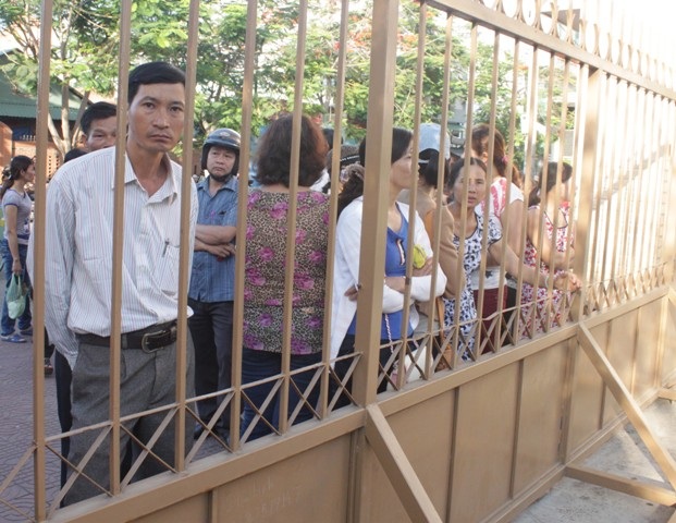 Phụ huynh lo lắng chờ con. (Ảnh: Doãn Công - Đại Nguyễn)