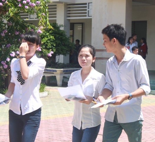 Hội đồng thi trường chuyên Lê Quý Đôn, hết giờ thí sinh mới nộp bài ra về. (Ảnh: Doãn Công)