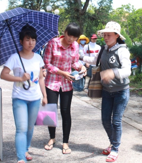 Phương được mẹ dìu đi sau mỗi buổi thi để ra đón taxi về nhà trọ.