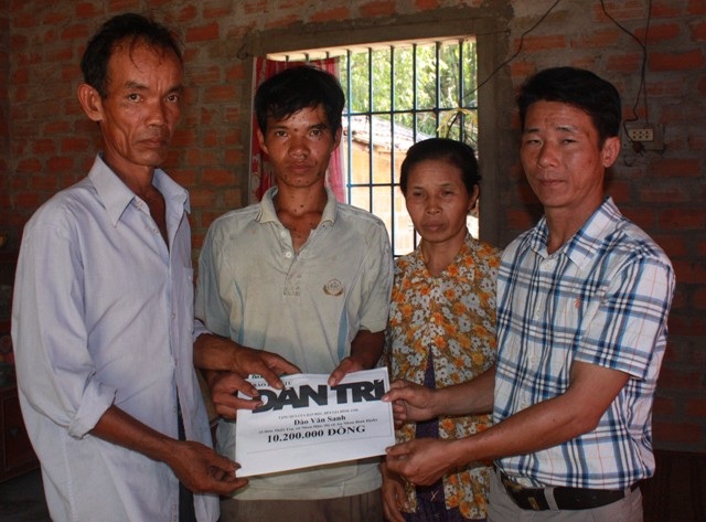 Em Đào Văn Đông tiếp tục nhận quà từ bạn đọc báo Dân trí ủng hộ.