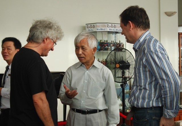 Giáo sư Trần Thanh Vân (giữa) đón tiếp các nhà khoa học quốc tế.