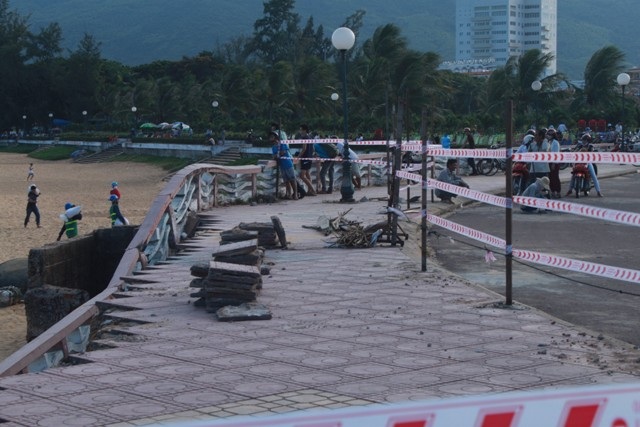 Đơn vị thi công lập hàng rào bảo vệ an toàn giao thông và khắc phục sự cố