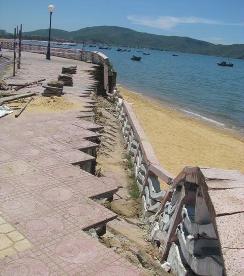 Đoạn cầu Eo Nín Thở bị sập khiến 3 sinh viên bị thương