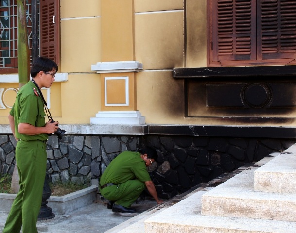 Bà lão mua xăng tự thiêu trước cửa Tòa án - 1 Hiện trường vụ việc