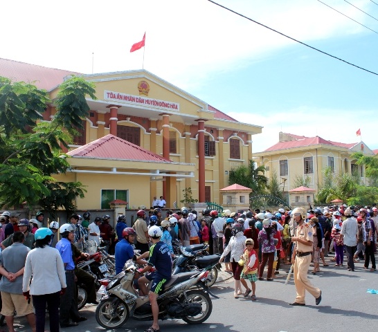 Bà lão mua xăng tự thiêu trước cửa Tòa án - 2 Nhiều người dân hiếu kỳ có mặt tại sân tòa án huyện Đông Hòa
