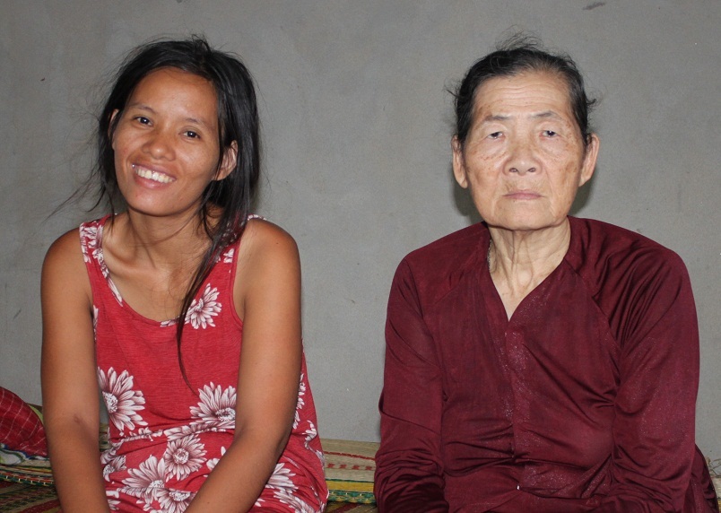 Tinh thần chị Âu đã phấn chấn và đã có thể ngồi được khi có người đỡ chị ngồi dậy