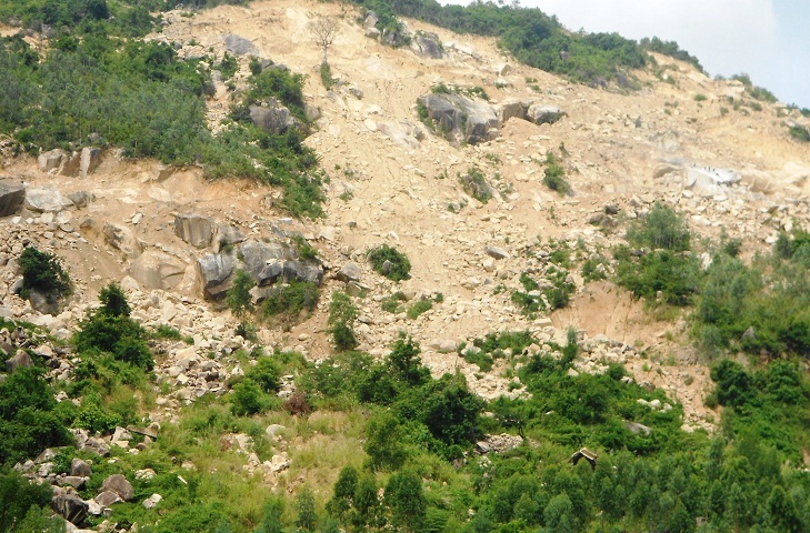 Từ xa có thể nhìn thấy núi Hòn Chà bị băm nát