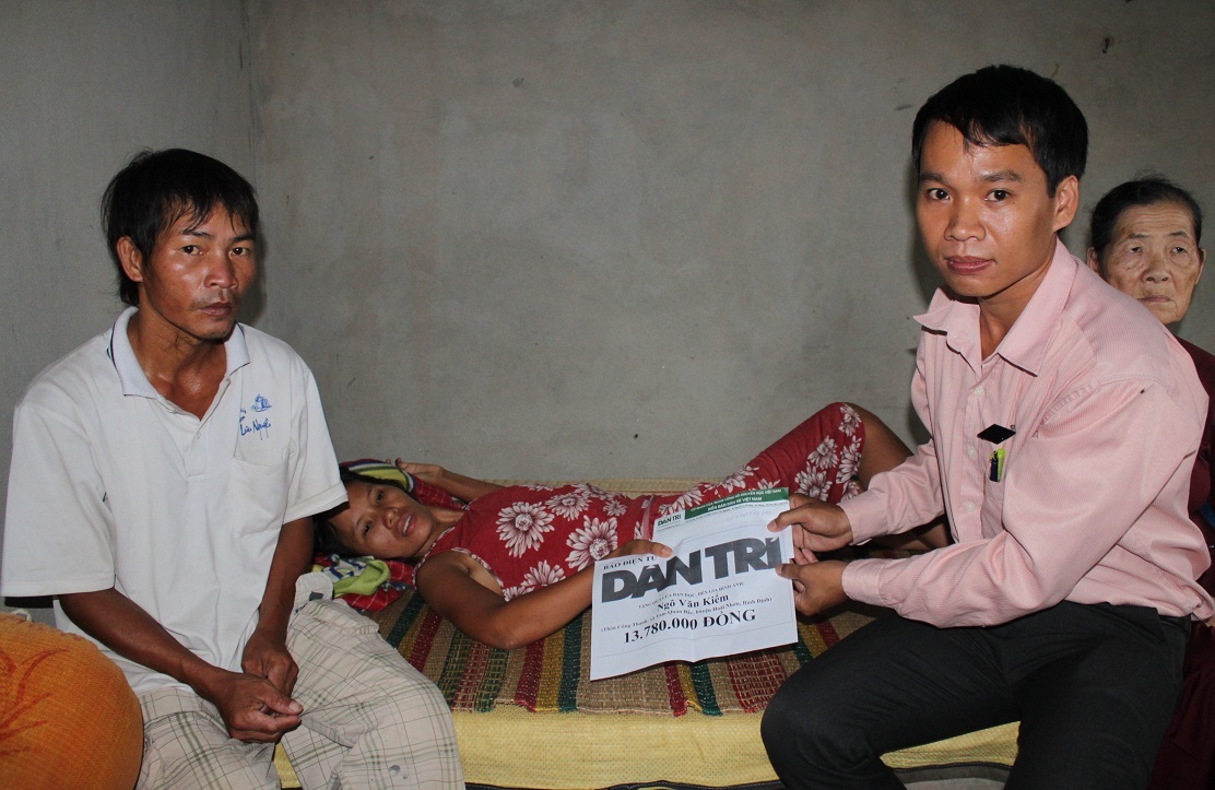 Trao tiếp hơn 13 triệu đến với hoàn cảnh 4 bé thơ ăn cơm với rau luộc