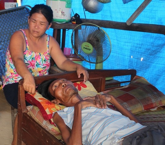 Chị Hạnh phải bán nhà được 80 triệu chữa trị cho chồng nhưng tiền hết mà bệnh tình thì không hết