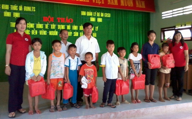 Bình Định: Tặng quà học sinh nghèo, gia đình khó khăn - 1 Học sinh nghèo xã Nhơn Hải được tặng sách vở mới trước thềm năm học mới.