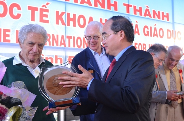 Phó Thủ tướng Chính phủ Nguyễn Thiện Nhân trao quà kỷ niệm đến nhà Nobel người Mỹ 
