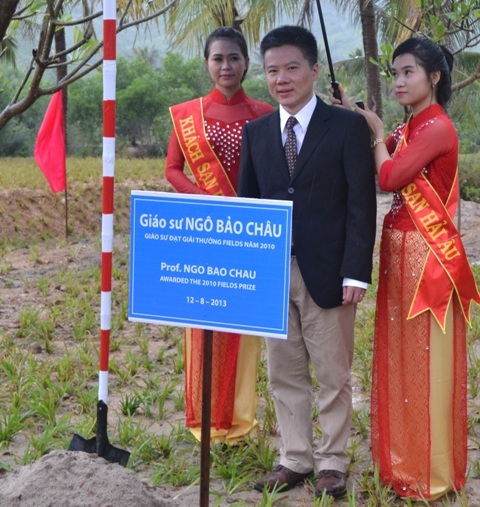 GS. Ngô Bảo Châu trồng cây lưu niệm tại Trung tâm.