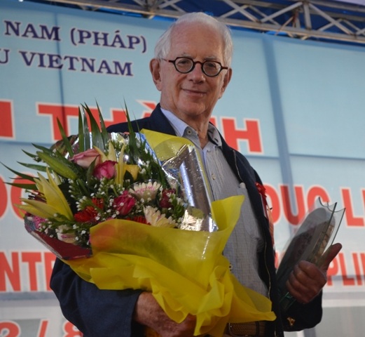 GS Shedon Lee Glashow tươi cười nhận hoa và quà lưu niệm.