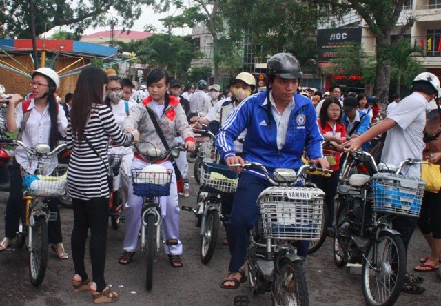 Đông đảo học sinh tham gia trò chuyện với GS. Ngô Bảo Châu.