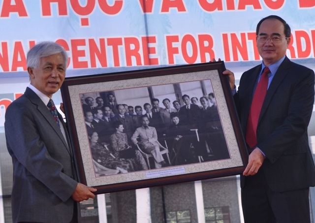 Nhà Nobel Shedon Lee Glashow trình bày báo cáo trong hội nghị Các cửa sổ nhìn ra vũ trụ sáng nay.