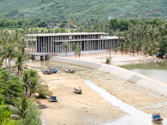 Giao sư Trần Thanh Vân đang trao đổi với đồng nghiệp nước ngoài