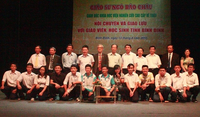 Đông đảo học sinh tham gia trò chuyện với GS. Ngô Bảo Châu.