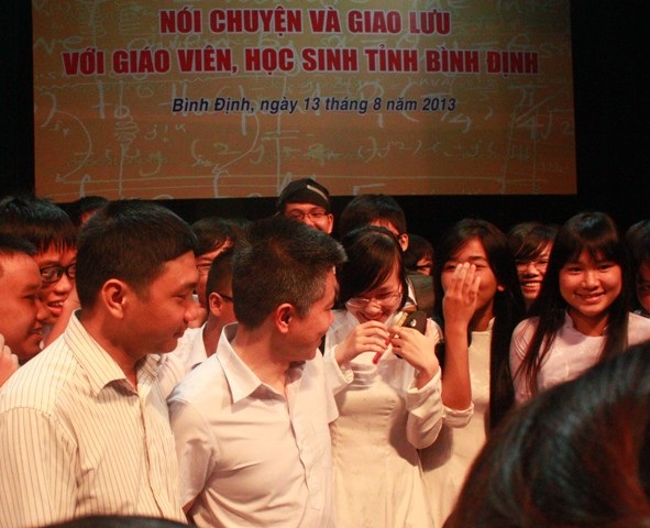 GS. Ngô Bảo Châu được các học sinh vây quanh xin chụp hình chung làm kỷ niệm.