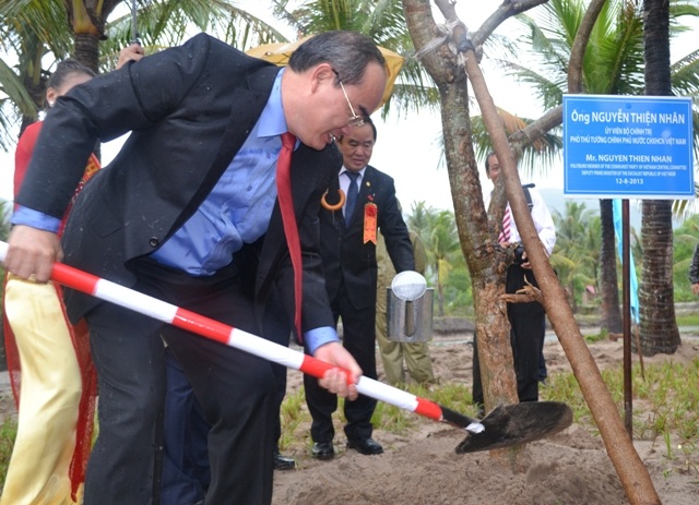 Phó Thủ tướng Chính phủ Nguyễn Thiện Nhân trồng cây lưu niệm tại Trung tâm.