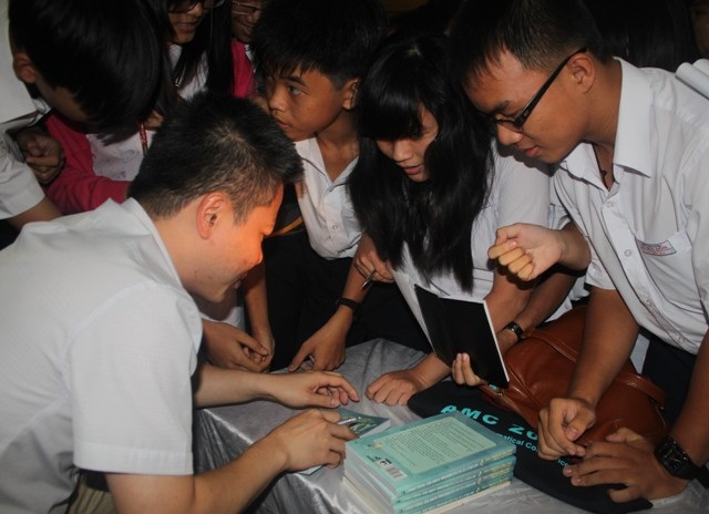 GS. Ngô Bảo Châu tặng sách và ký cho học sinh.