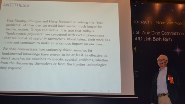 Nhà Nobel Shedon Lee Glashow trình bày báo cáo trong hội nghị Các cửa sổ nhìn ra vũ trụ sáng nay.
