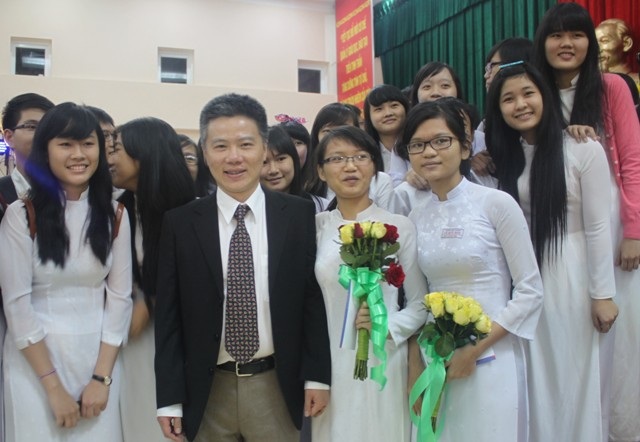 GS. Ngô Bảo Châu chụp ảnh với các thủ khoa ĐH và học sinh.